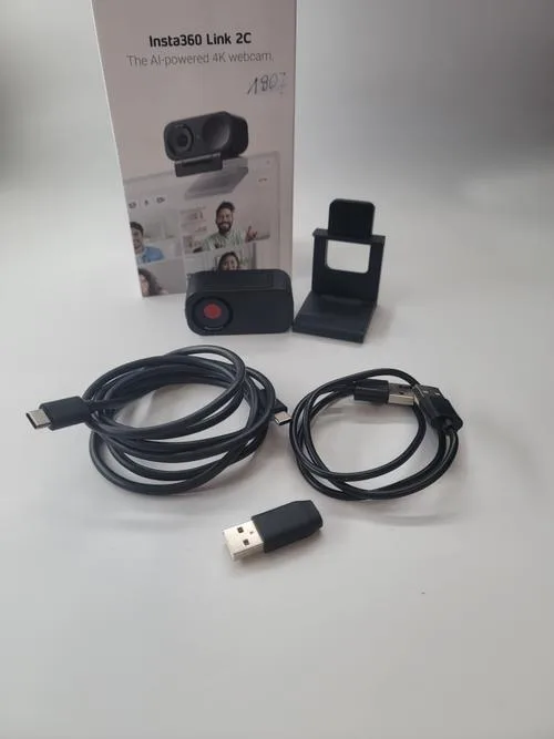 Camera web Insta360 Link 2C — Recenzie, specificații și verdict pentru produs resigilat